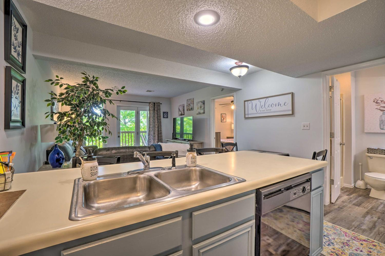 Others 3, 2 Mi to Silver Dollar! Updated Branson West Condo, Stone