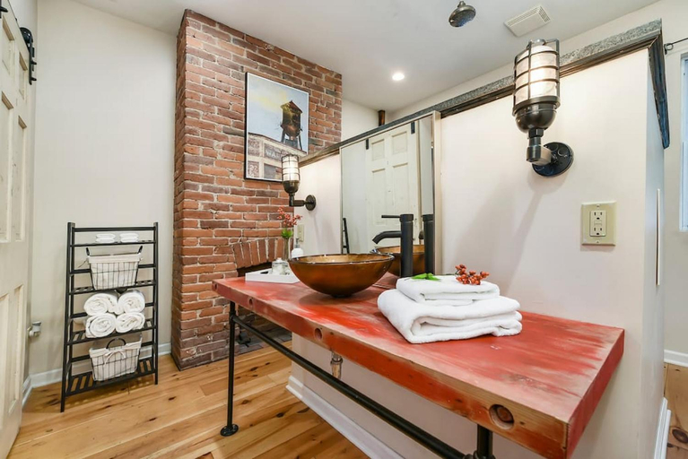 Bathroom 3, HostWise Stays - The Ocala - Free Parking, Cool Space, Spiral Stairs, Allegheny