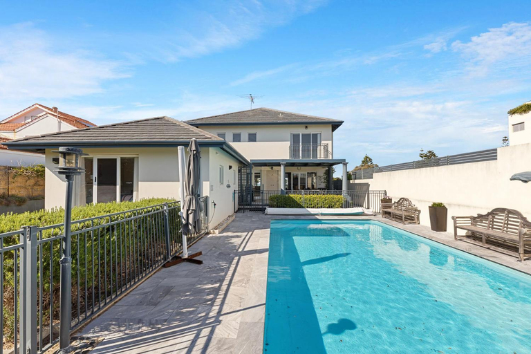 Sport & Beauty 2, Beachfront Family Favourite Home with Pool & Views, Mandurah