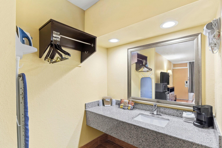 Bathroom 4, Red Roof Inn Berea, Madison