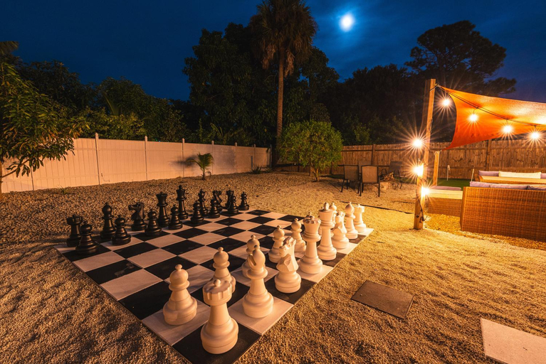 Golfers Paradise 4-hole PUTT-PUTT, Mega Chess with huge backyard, hammock, Palm Beach