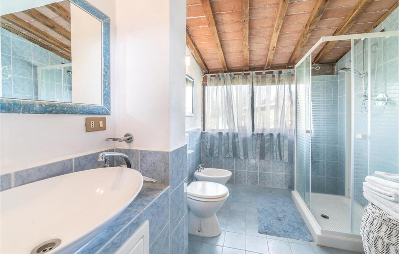 Bathroom 2, Casa La Fonte, Arezzo