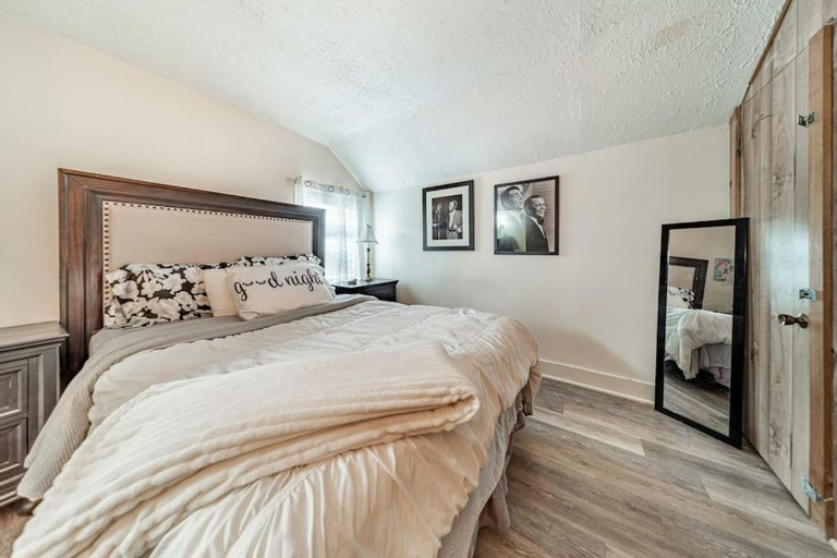 Cottage in the Falls, 2 b, 2 bath, fireplace, Summit