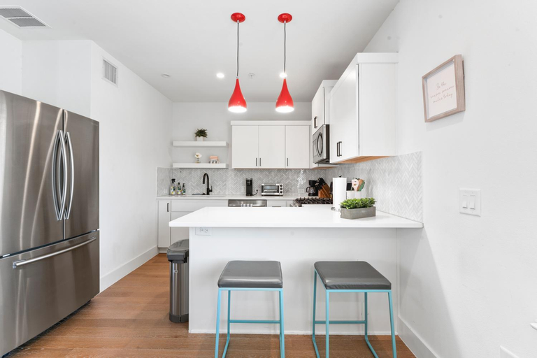 Luxe East Downtown 3BR Condo, Walk to Bars, Restaurants, Shops, Travis