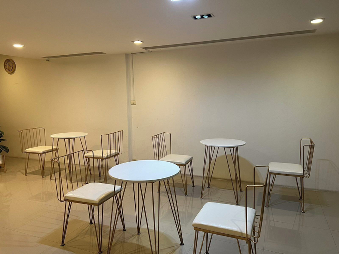 Food & Drinks 2, Comfy Crib Hostel 2, Wattana