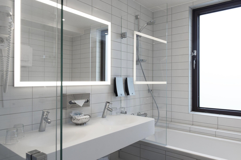 Bathroom 5, Grand Hotel Skei, Jølster