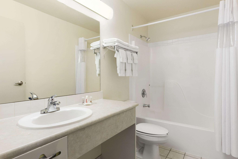 Bathroom 5, Days Inn by Wyndham Steinbach, Division No. 2