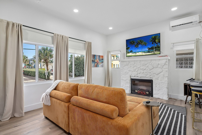 Others 5, Casa Roselle, Broward
