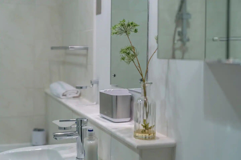 Bathroom 4, Designer 1 Bed Flat Barons Court Sleeps 4, Balcony, London