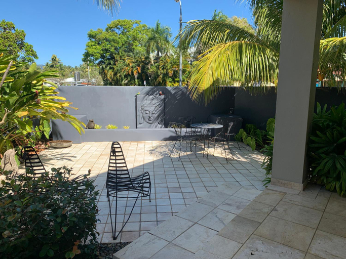 3, Beachside Villa with Private lap pool, Douglas