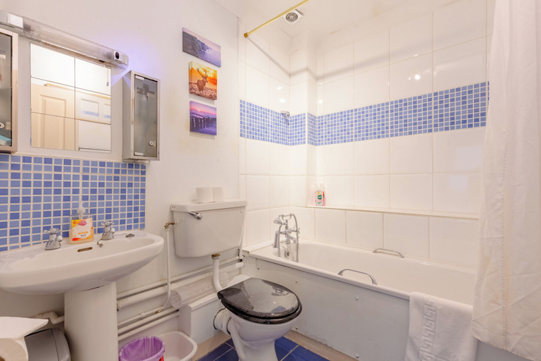 Bathroom 2, Homely 1 Bedroom Apartment in Beckton With Parking, London