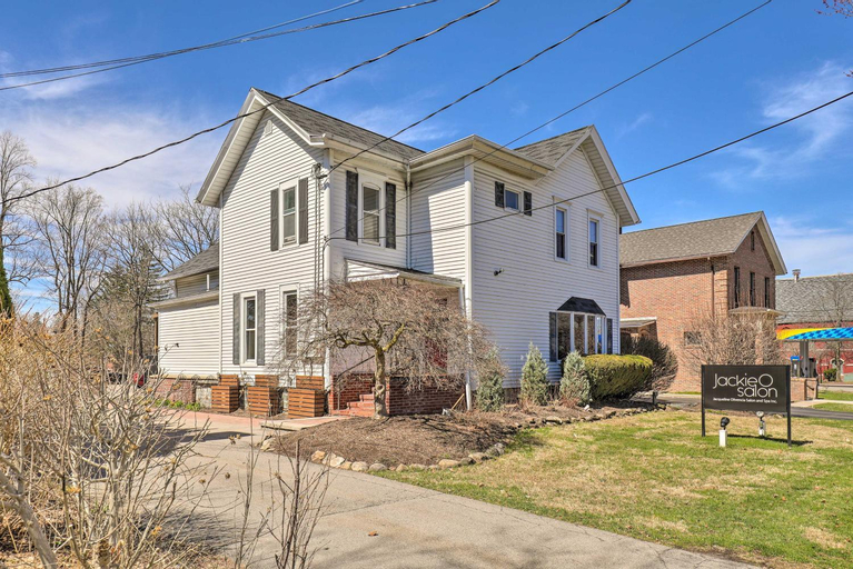 Charming and Walkable Fairport Village Apartment!, Monroe