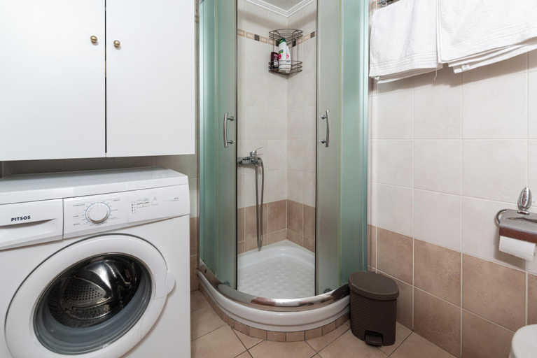Bathroom 3, Niman Beachside Apartments, Crete
