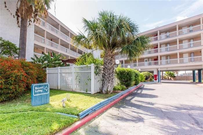 Waterfront North Beach Condo with beach and pool access, Nueces
