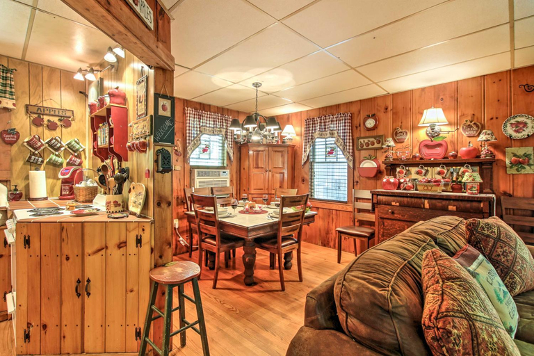 Food & Drinks 4, Pet-Friendly Cabin w/ Fire Pit, BBQ & Great Deck!, Hampshire