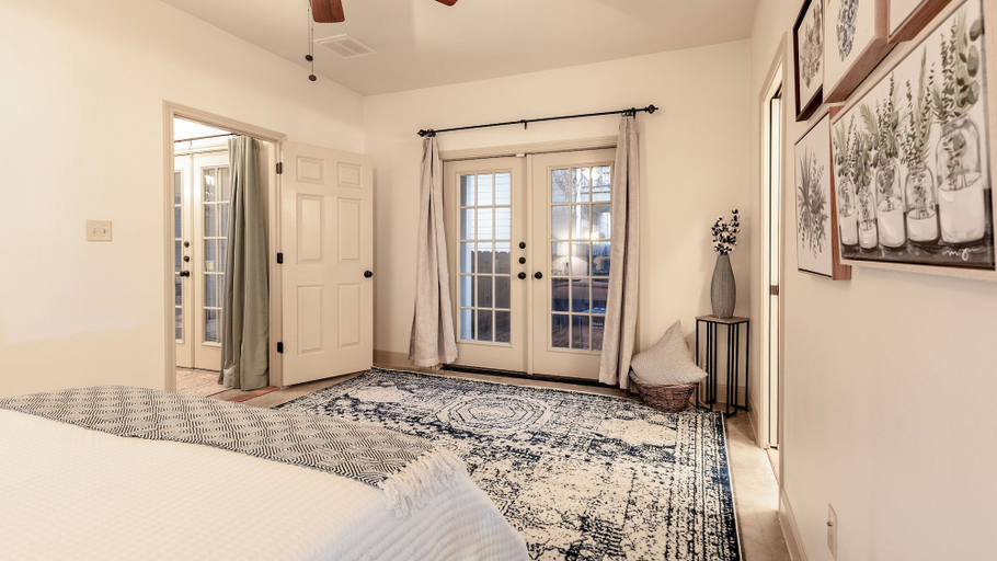 Bedroom 1, Upstay-2-Home Complex for 18ppl, Travis