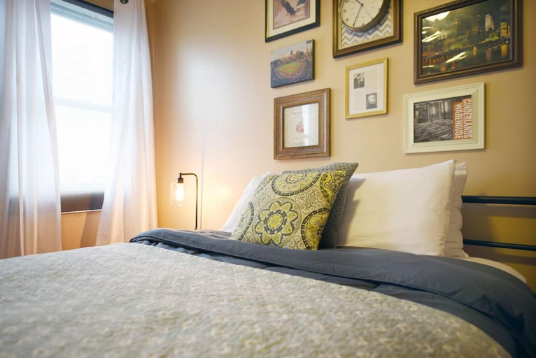 Bedroom 2, HostWise Stays - The Ocala - Free Parking, Cool Space, Spiral Stairs, Allegheny