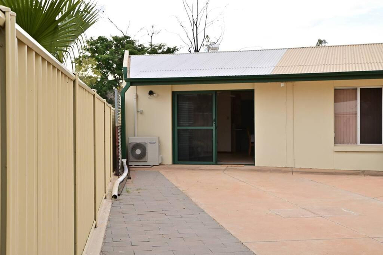 Exterior & Views 1, Spacious studio in AliceSprings QueenBed+KSAirbed, Alice Springs- Ross