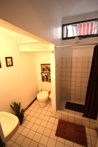 Bathroom, F&M Guesthouse, Tibás