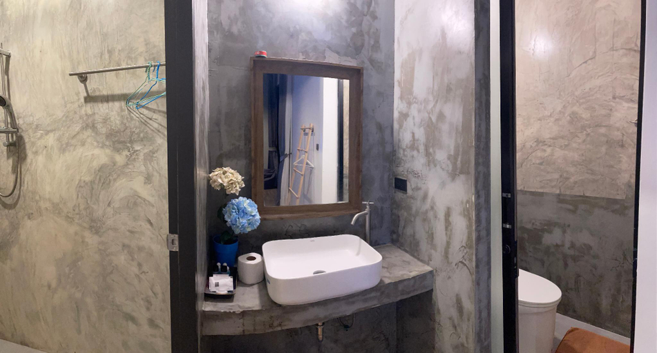 Bathroom 13