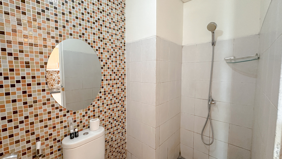 Bathroom 5, Serene and Comfy Studio at Puri Mas Apartment By Travelio, Surabaya