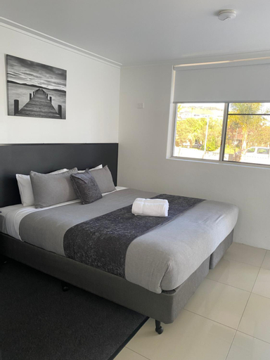Bedroom 3, The Seaview Tavern Motel, Coffs Harbour - Pt B