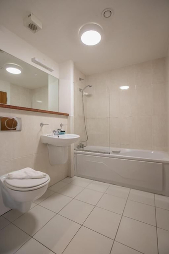 Bathroom 2, Parnell Corner Apartments, Dublin