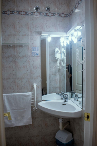 Bathroom 2, Hostal Artico, Madrid
