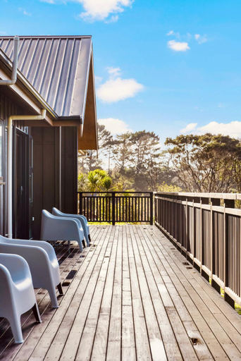 Others 5, Echo Lodge, Waitakere