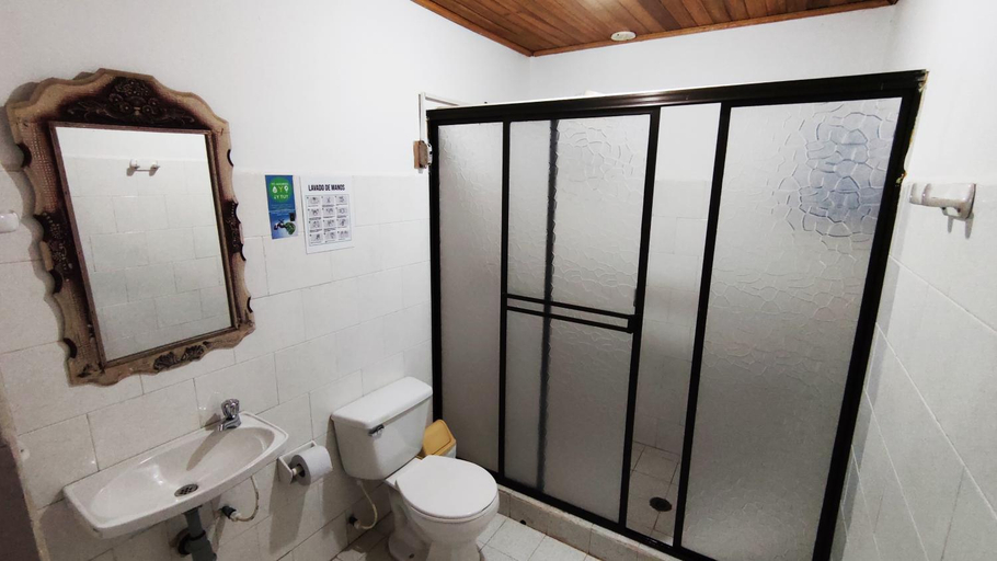 Bathroom 2, Hotel Cacique Chalala, Charalá