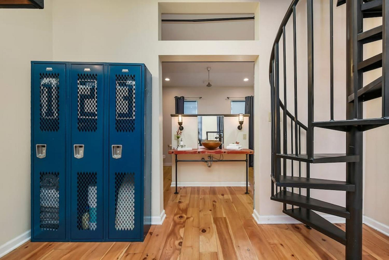 Others 5, HostWise Stays - The Ocala - Free Parking, Cool Space, Spiral Stairs, Allegheny
