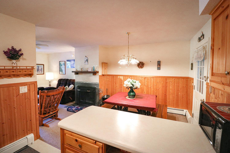 Dining Room 5, Quaint Condo 5 minutes to the ski slopes Valley Park D1, Rutland