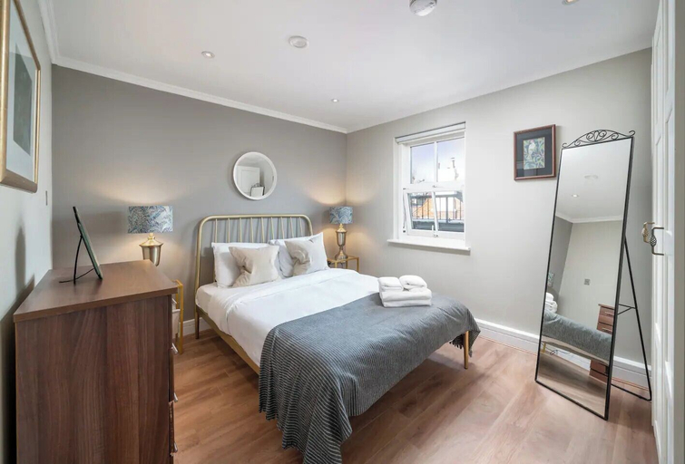 Bedroom 3, Designer 1 Bed Flat Barons Court Sleeps 4, Balcony, London