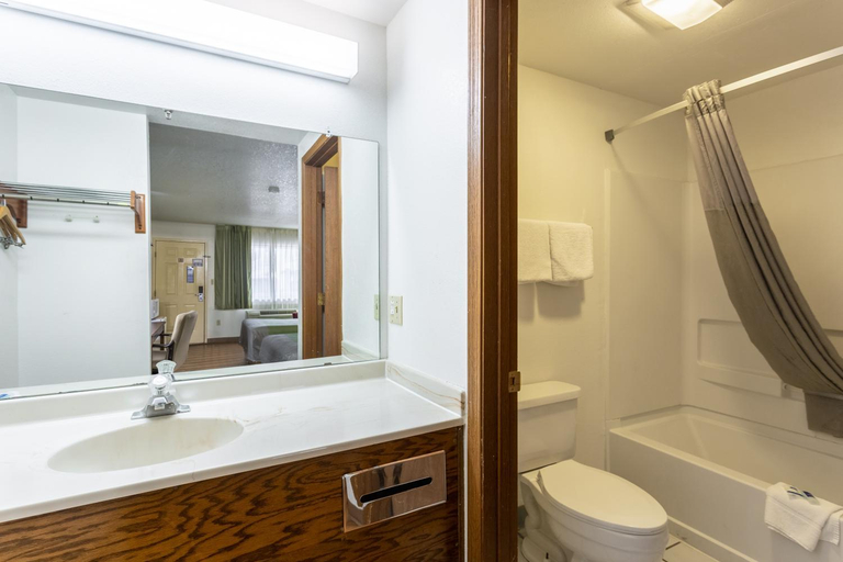 Bathroom, Rodeway Inn Santa Rosa, Guadalupe