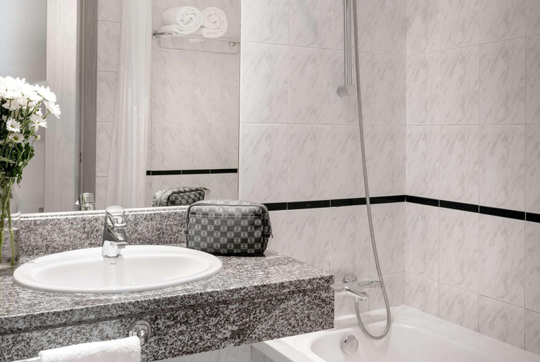 Bathroom 5, Ramada by Wyndham Madrid Tres Cantos, Madrid