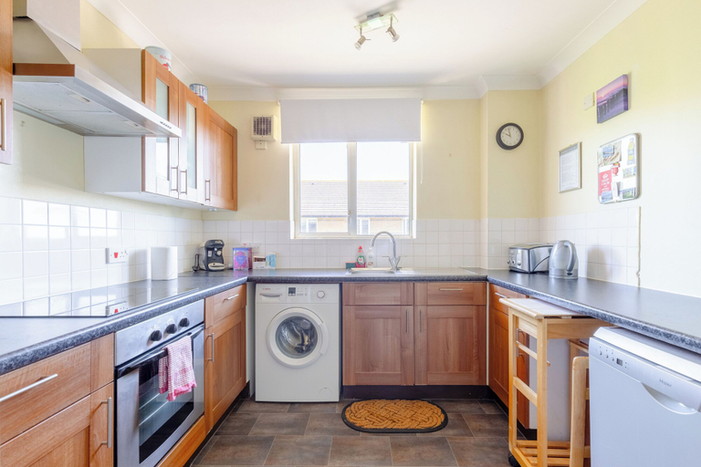 Others 5, Homely 1 Bedroom Apartment in Beckton With Parking, London