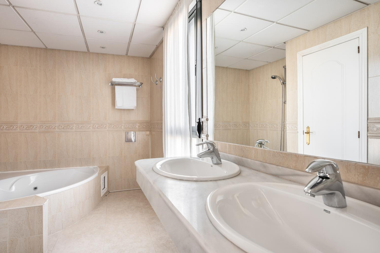 Bathroom 4, Rio Badajoz, Badajoz