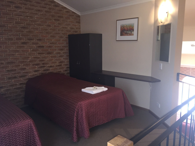 Bedroom 3, Bright on Track, Alpine - East