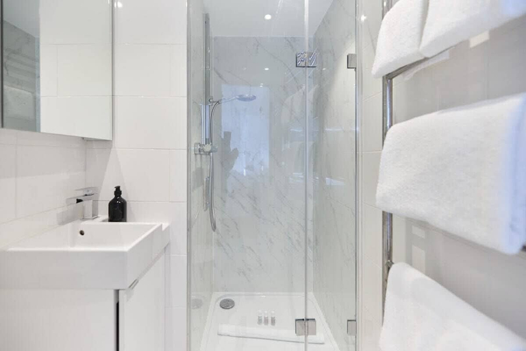 Bathroom 3, The Kennington Wonder - Bright 2bdr Flat With Rooftop Terrace, London