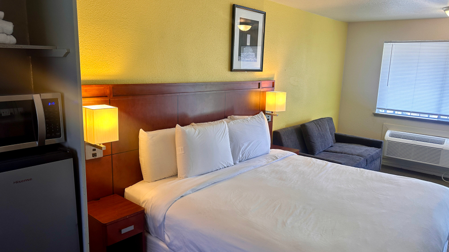 Bedroom 4, Lakeshore Inn Water Front, Grant
