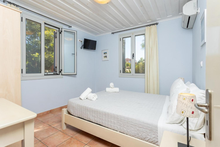 Others 2, Maria Beach House: Large Private Pool, Walk to Beach, Sea Views, A/C, WiFi , Ionian Islands