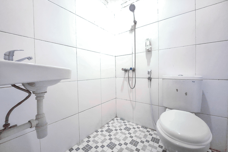 Bathroom 4, Urbanview Hotel Star Residence Puncak, Bogor