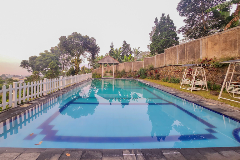 Urbanview Hotel Star Residence Puncak - Tap to explore photos