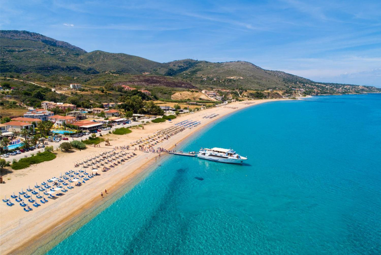 Others 4, Maria Beach House: Large Private Pool, Walk to Beach, Sea Views, A/C, WiFi , Ionian Islands