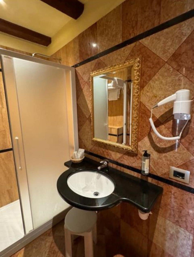 Bathroom 5, Ca' San Zaccaria, Venezia