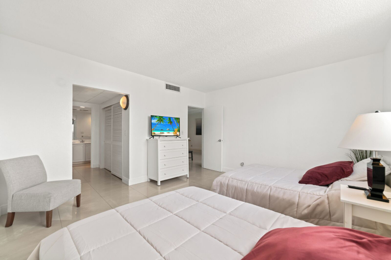 Bedroom 2, Ocean Peace of Mind - Beachfront Condo With Pool & Gym, Broward