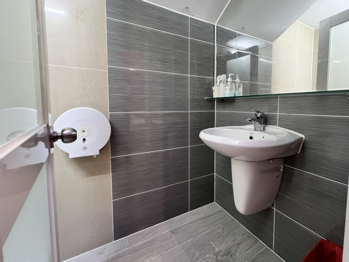 Bathroom 18