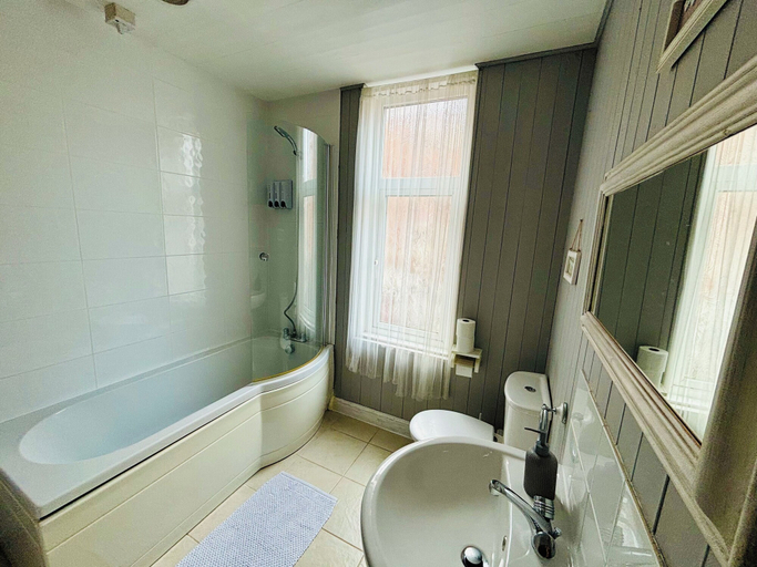 Bathroom 2, Le Papillon Hotel Blackpool, Blackpool