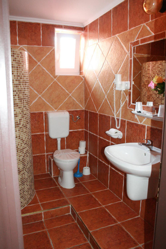 Bathroom, Bagolyvar Inarcs, Dabasi