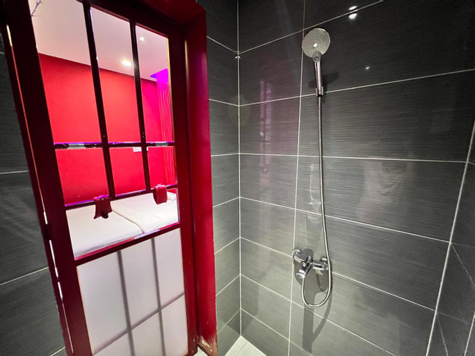 Bathroom 16